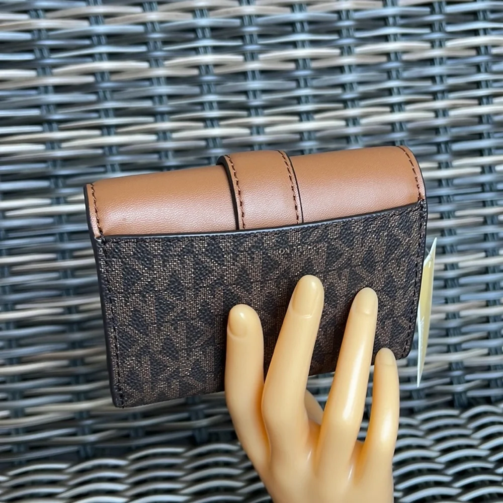 MICHAEL KORS CARMEN MEDIUM LOGO AND FAUX LEATHER WALLET BROWN